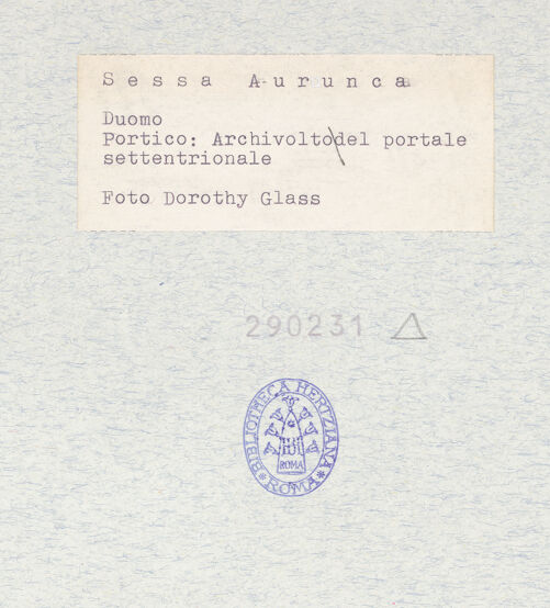Rückseite von Glass, Dorothy [https://www.deutsche-digitale-bibliothek.de/content/lizenzen/rv-ez/] Archivolte der linken Arkade - Detail, rechte Seite und Konsole, bh290231_recto. Foto: Glass, Dorothy.
