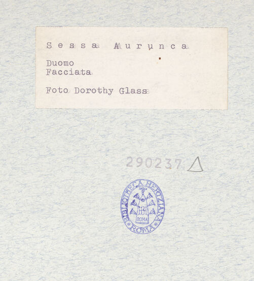 Rückseite von Glass, Dorothy [https://www.deutsche-digitale-bibliothek.de/content/lizenzen/rv-ez/] Giebeldekoration - Detail, linke Ecke, bh290237_recto. Foto: Glass, Dorothy.