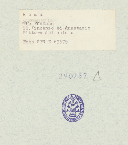 Rückseite von Istituto Nazionale per la Grafica [https://www.deutsche-digitale-bibliothek.de/content/lizenzen/rv-ez/] Fresken - Schmales Fragment mit Ranken auf weißem Grund, bh290257_recto. Foto.