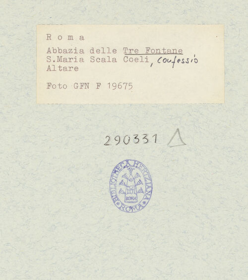 Rückseite von Istituto Nazionale per la Grafica [https://www.deutsche-digitale-bibliothek.de/content/lizenzen/rv-ez/] Abbazia delle Tre FontaneSanta Maria Scala Coeli - Schrägansicht des Altares, bh290331_recto. Foto.