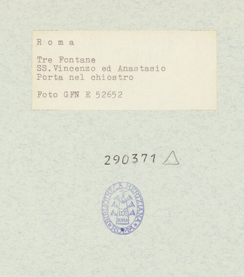 Rückseite von Istituto Nazionale per la Grafica [https://www.deutsche-digitale-bibliothek.de/content/lizenzen/rv-ez/] Abbazia delle Tre FontaneSanti Vincenzo ed Anastasio - Portal, bh290371_recto. Foto.