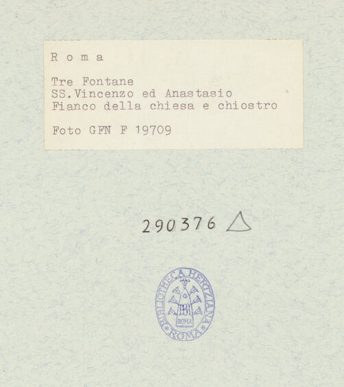Rückseite von Istituto Nazionale per la Grafica [https://www.deutsche-digitale-bibliothek.de/content/lizenzen/rv-ez/] Abbazia delle Tre FontaneSanti Vincenzo ed Anastasio - Flanke von SS. Vincenzo ed Anastasio, bh290376_recto. Foto.