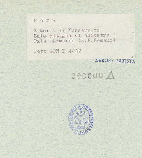 Rückseite von ICCD [https://rightsstatements.org/page/CNE/1.0/] Altaraufbau mit Kreuzigung Christi, darunter hinzugefügte Predella mit den Heiligen Laurentius, Sebastian und Rochus - Gesamtaufnahme, bh290800_recto. Foto.