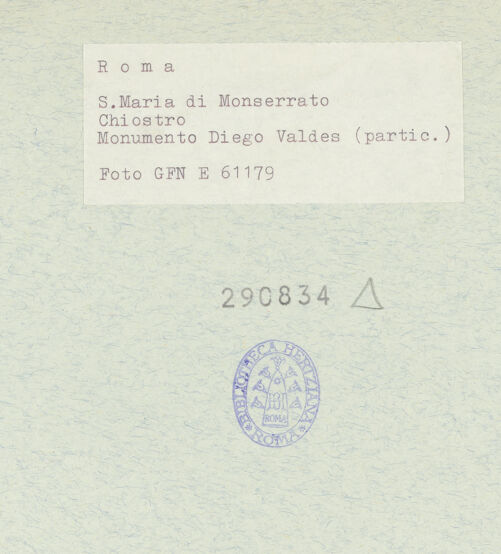 Rückseite von ICCD [https://www.deutsche-digitale-bibliothek.de/content/lizenzen/rv-ez/] Grabmal des Bischofs Diego Melendes Valdes (+1506)Sarkophag mit Liegefigur - Detail: Wappen links von der Inschrift, bh290834_recto. Foto.