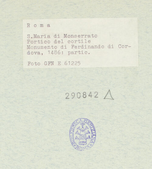 Rückseite von ICCD [https://rightsstatements.org/page/CNE/1.0/] Grabmal des Ferdinando (Fernando) de Córdoba (+1486)Sockel mit wappenhaltenden Putti und Inschrifttafel - Putto links, bh290842_recto. Foto.