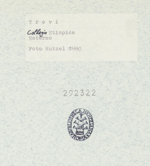 Rückseite von Getty Research Institute [https://www.deutsche-digitale-bibliothek.de/content/lizenzen/rv-ez/] Villa FabriNordfassade - Ansicht von Nordosten, bh292322_recto. Foto: Hutzel, Max.