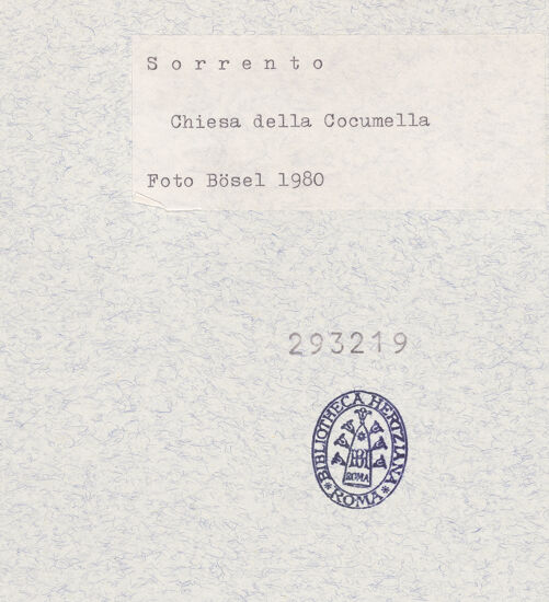 Rückseite von Bösel, Richard [https://www.deutsche-digitale-bibliothek.de/content/lizenzen/rv-fz/] Chiesa della Cocumella - Fassade, bh293219_recto. Foto: Bösel, Richard.