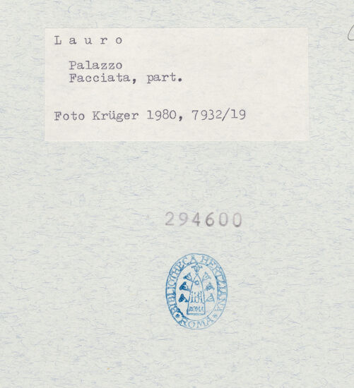 Rückseite von Krüger, Jürgen [https://www.deutsche-digitale-bibliothek.de/content/lizenzen/rv-fz/] Palazzo del Cappellano - Fassade, Detail, bh294600_recto. Foto: Krüger, Jürgen.