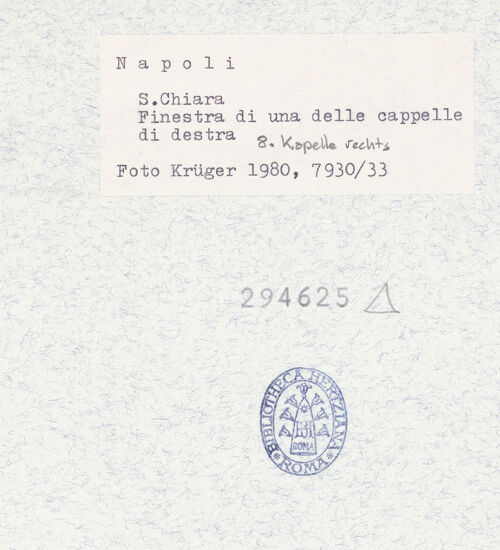 Rückseite von Krüger, Jürgen [https://www.deutsche-digitale-bibliothek.de/content/lizenzen/rv-fz/] Santa ChiaraRechte Arkade (Südwestliche Kapellenreihe) - 8. Kapelle, Fenster, Detail, bh294625_recto. Foto: Krüger, Jürgen.