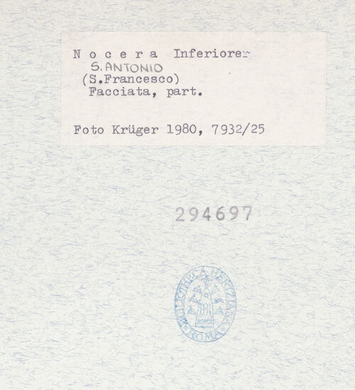 Rückseite von Krüger, Jürgen [https://www.deutsche-digitale-bibliothek.de/content/lizenzen/rv-fz/] Sant'Antonio - Fassade, Detail: Giebel, bh294697_recto. Foto: Krüger, Jürgen.