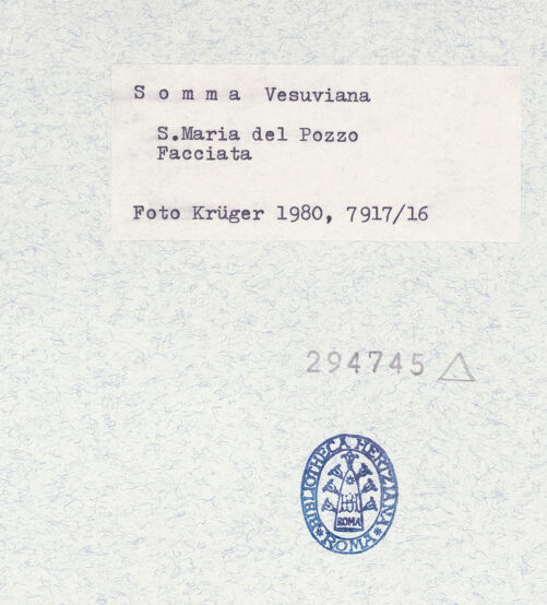 Rückseite von Krüger, Jürgen [https://www.deutsche-digitale-bibliothek.de/content/lizenzen/rv-ez/] Santa Maria del Pozzo - Gesamtansicht, bh294745_recto. Foto: Krüger, Jürgen.