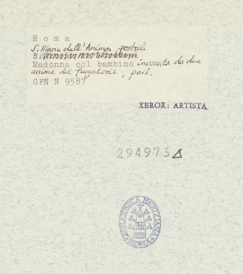 Rückseite von ICCD [https://www.deutsche-digitale-bibliothek.de/content/lizenzen/rv-ez/] Mittelportal mit Dreiecksgiebel über kompositen DreiviertelsäulenMadonna, flankiert von zwei knienden Gestalten - Madonna, von rechts, bh294973_recto. Foto.