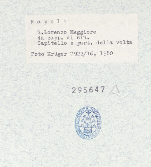 Rückseite von Krüger, Jürgen [https://www.deutsche-digitale-bibliothek.de/content/lizenzen/rv-fz/] San Lorenzo MaggioreVierte Nordkapelle - Kapitell und Detail des Gewölbes, bh295647_recto. Foto: Krüger, Jürgen.