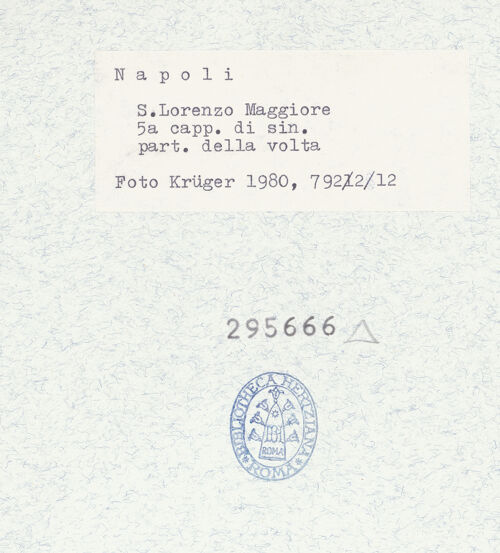 Rückseite von Krüger, Jürgen [https://www.deutsche-digitale-bibliothek.de/content/lizenzen/rv-fz/] San Lorenzo MaggioreFünfte Nordkapelle - Kapitell und Detail des Gewölbes, bh295666_recto. Foto: Krüger, Jürgen.