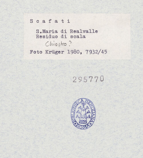 Rückseite von Krüger, Jürgen [https://www.deutsche-digitale-bibliothek.de/content/lizenzen/rv-fz/] Santa Maria di Realvalle - Treppe, bh295770_recto. Foto: Krüger, Jürgen.