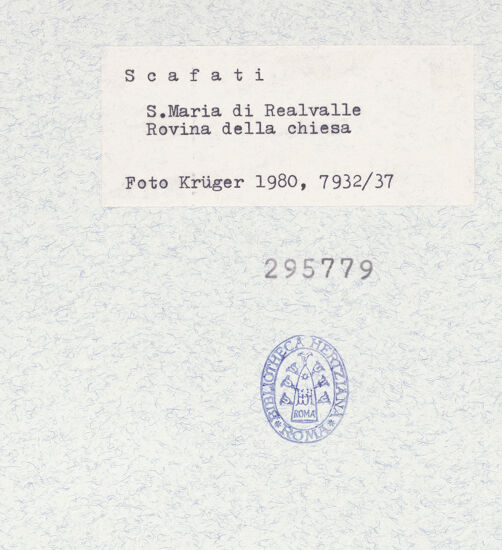 Rückseite von Krüger, Jürgen [https://www.deutsche-digitale-bibliothek.de/content/lizenzen/rv-fz/] Santa Maria di RealvalleSala dei Pilastri - Teilansicht, bh295779_recto. Foto: Krüger, Jürgen.