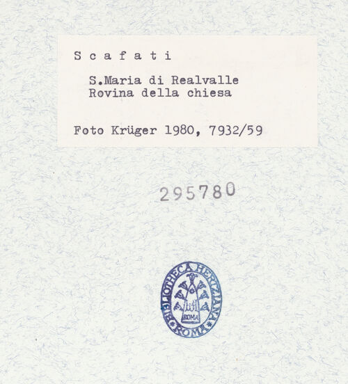 Rückseite von Krüger, Jürgen [https://www.deutsche-digitale-bibliothek.de/content/lizenzen/rv-fz/] Santa Maria di RealvalleSanta Maria - Südwand von Norden, bh295780_recto. Foto: Krüger, Jürgen.