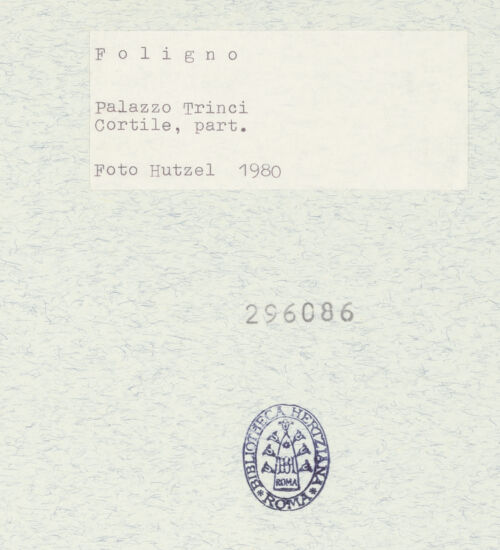 Rückseite von Getty Research Institute [https://www.deutsche-digitale-bibliothek.de/content/lizenzen/rv-ez/] Palazzo Trinci - Süd- und Westflügel, von Norden, bh296086_recto. Foto: Hutzel, Max.