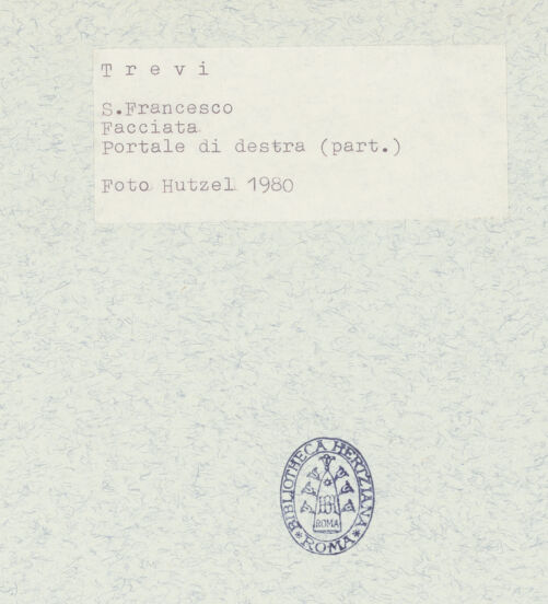 Rückseite von Getty Research Institute [https://www.deutsche-digitale-bibliothek.de/content/lizenzen/rv-ez/] Hauptportal - Linke Seite, Detail: Kapitellzone und Archivoltenansatz, bh296448_recto. Foto: Hutzel, Max.