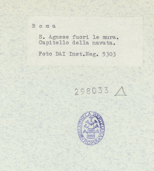 Rückseite von DAI [https://www.deutsche-digitale-bibliothek.de/content/lizenzen/rv-ez/] Sant'Agnese fuori le MuraInnenraumMittelschiff - Kapitell rechte Arkade, bh298033_recto. Foto.