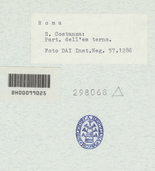 Rückseite von DAI [https://www.deutsche-digitale-bibliothek.de/content/lizenzen/rv-ez/] Mausoleo di Santa CostanzaAußenbau - Außen; Detail: Fenster des Tambours, bh298068_recto. Foto.