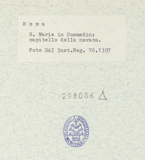 Rückseite von DAI [https://www.deutsche-digitale-bibliothek.de/content/lizenzen/rv-ez/] Santa Maria in Cosmedin - Kapitell, bh298086_recto. Foto.