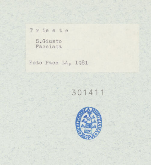 Rückseite von Pace, Valentino [https://www.deutsche-digitale-bibliothek.de/content/lizenzen/rv-fz/] San GiustoWestfassade - Mittelachse, Portal und Fensterrose, bh301411_recto. Foto: Pace, Valentino.