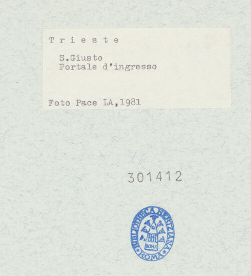 Rückseite von Pace, Valentino [https://www.deutsche-digitale-bibliothek.de/content/lizenzen/rv-fz/] Hauptportal mit römischen Reliefportraits von sechs Mitgliedern der Familie Barbia - Gesamtansicht, bh301412_recto. Foto: Pace, Valentino.