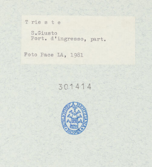 Rückseite von Pace, Valentino [https://www.deutsche-digitale-bibliothek.de/content/lizenzen/rv-fz/] Hauptportal mit römischen Reliefportraits von sechs Mitgliedern der Familie Barbia - Linker Türpfosten, Detail, bh301414_recto. Foto: Pace, Valentino.