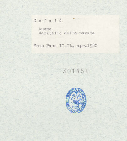 Rückseite von Pace, Valentino [https://www.deutsche-digitale-bibliothek.de/content/lizenzen/rv-ez/] Kapitelle des LanghausesZweites Kapitell rechts - Seitenansicht, bh301456_recto. Foto: Pace, Valentino.