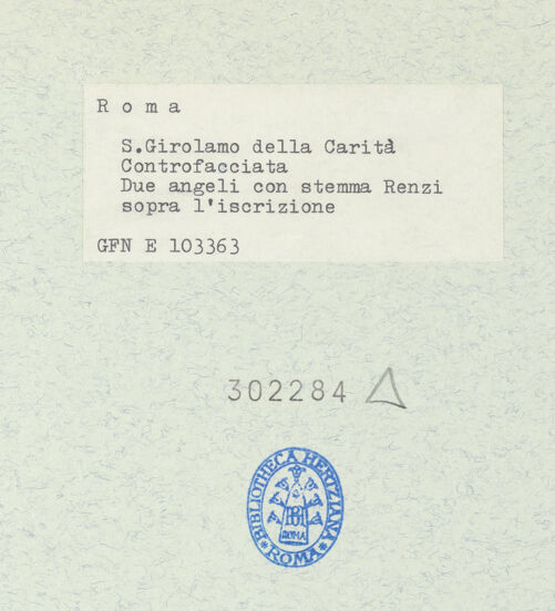 Rückseite von ICCD [https://www.deutsche-digitale-bibliothek.de/content/lizenzen/rv-ez/] Rahmung mit Wappen der Familie Renzi, flankierenden Putten und Widmungsinschrift - Detail der Inschrift & Putten mit Wappen der Familie Renzi, bh302284_recto. Foto.