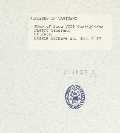 Rückseite von Bibliotheca Hertziana [https://www.deutsche-digitale-bibliothek.de/content/lizenzen/rv-fz/] Grabmal von Papst Pius VIII. Albani - St. Peter: gesamte Figur, bh303807_recto. Foto: Wiedenhoeft, Ron.