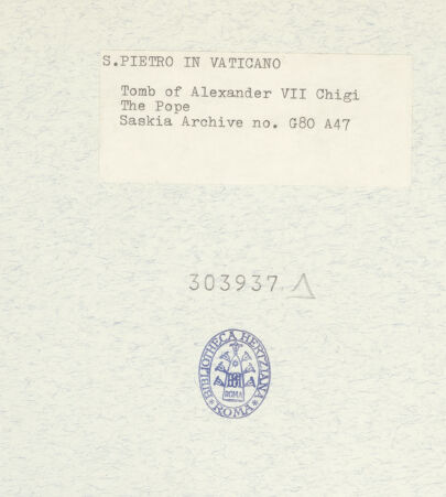 Rückseite von Bibliotheca Hertziana [https://www.deutsche-digitale-bibliothek.de/content/lizenzen/rv-fz/] Grabmal von Papst Alexander VII. ChigiPapst Alexander VII. - Gesamtansicht des knienden Papstes, bh303937_recto. Foto: Wiedenhoeft, Ron.