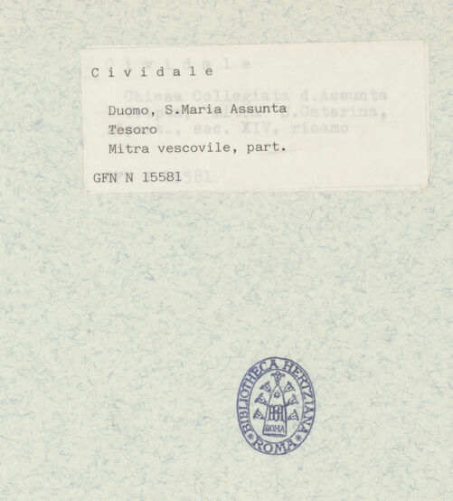 Rückseite von ICCD [https://www.deutsche-digitale-bibliothek.de/content/lizenzen/rv-ez/] Sogenannte Mitra von San Paolino - Infula, Detail: Heilige Katharina von Alexandrien, bh307132_recto. Foto.