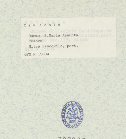 Rückseite von ICCD [https://www.deutsche-digitale-bibliothek.de/content/lizenzen/rv-ez/] Sogenannte Mitra von San Paolino - Rückseite, Detail: der Erzengel Michael, bh307233_recto. Foto.