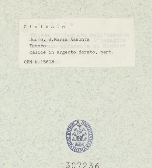 Rückseite von ICCD [https://www.deutsche-digitale-bibliothek.de/content/lizenzen/rv-ez/] Kelch mit Patene - Abel mit Opfer (rechts), bh307236_recto. Foto.