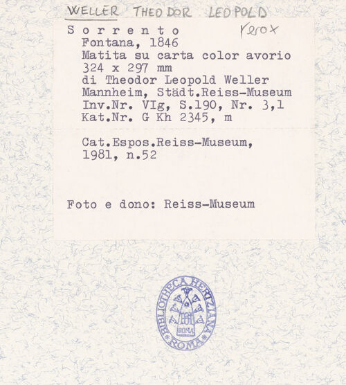 Rückseite von Städtisches Reiß-Museum [https://www.deutsche-digitale-bibliothek.de/content/lizenzen/rv-ez/] Sorrent, Brunnen - Gesamtansicht, bh309799_recto. Foto.