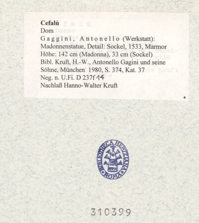 Rückseite von Bibliotheca Hertziana [https://www.deutsche-digitale-bibliothek.de/content/lizenzen/rv-fz/] Madonnenstatue - Detail: Sockel, bh310399_recto. Foto.