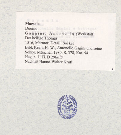 Rückseite von Bibliotheca Hertziana [https://www.deutsche-digitale-bibliothek.de/content/lizenzen/rv-fz/] Der heilige Thomas - Detail: Sockel, bh314375_recto. Foto: Kruft, Hanno-Walter.