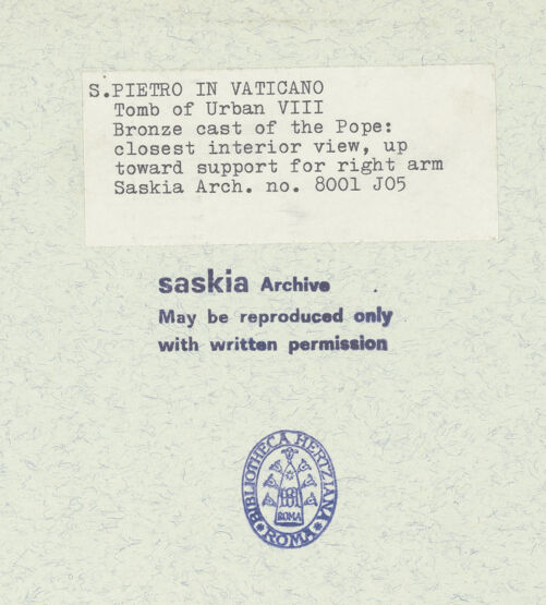 Rückseite von Bibliotheca Hertziana [https://www.deutsche-digitale-bibliothek.de/content/lizenzen/rv-fz/] Grabmal von Papst Urban VIII.Der Papst auf der Kathedra thronend - Sitzfigur: Ansicht der Innenseite mit Stütze des Armes, bh315017_recto. Foto: Wiedenhoeft, Ron.