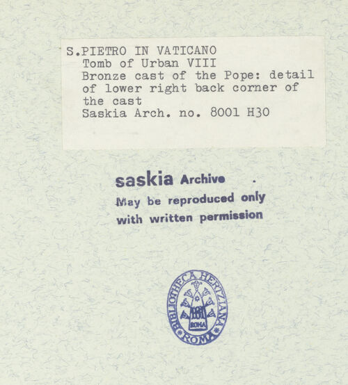 Rückseite von Bibliotheca Hertziana [https://www.deutsche-digitale-bibliothek.de/content/lizenzen/rv-fz/] Grabmal von Papst Urban VIII.Der Papst auf der Kathedra thronend - Sitzfigur: Detail der unteren rechten Ecke, bh315021_recto. Foto: Wiedenhoeft, Ron.