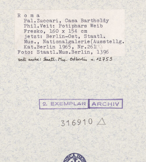 Rückseite von Staatliche Museen zu Berlin - Preußischer Kulturbesitz [https://www.deutsche-digitale-bibliothek.de/content/lizenzen/rv-ez/] Acht Wandgemälde aus der Casa Bartholdy (Zuccari) in RomJoseph und Potiphars Weib - mit Bilderrahmen und Etikett an der unteren Rahmenleiste, bh316910_recto. Foto.