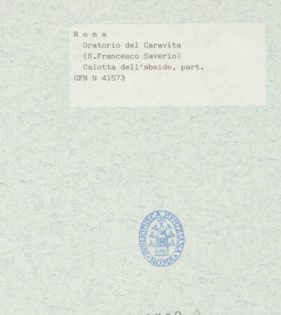 Rückseite von ICCD [https://www.deutsche-digitale-bibliothek.de/content/lizenzen/rv-ez/] Decke im Inneren des Oratoriums: Szenen aus der Vita des heiligen Franz Xaver; Engel - Apsiskalotte: Engel, bh318380_recto. Foto.