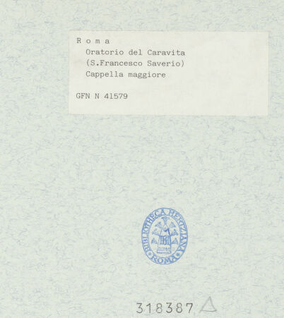 Rückseite von ICCD [https://www.deutsche-digitale-bibliothek.de/content/lizenzen/rv-ez/] Oratorio della Caravita - Inneres; Blick zum Altar, bh318387_recto. Foto.