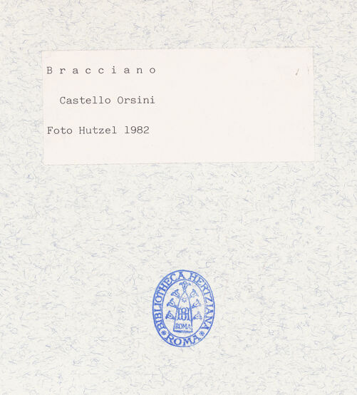 Rückseite von Hutzel, Max [https://www.deutsche-digitale-bibliothek.de/content/lizenzen/rv-fz/] Castello Orsini & Castello Orsini-Odescalchi - Südwestfassade, Teilansicht: Wehrturm und Obergeschosse, bh320454_recto. Foto: Hutzel, Max.