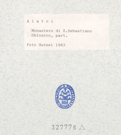 Rückseite von National Gallery of Art, Washington [https://www.deutsche-digitale-bibliothek.de/content/lizenzen/rv-ez/] Badia di San SebastianoChiostro - Westflügel, Erdgeschoss, südlicher Abschnitt, Detail: Triforium, bh327778_recto. Foto: Hutzel, Max.