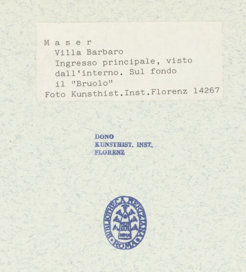 Rückseite von Kunsthistorisches Institut in Florenz [https://rightsstatements.org/page/CNE/1.0/] Villa Barbaro - Haupteingang aus Norden mit sogenanntem "Bruolo", bh328210_recto. Foto.
