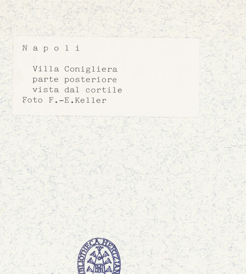Rückseite von Keller, Fritz-Eugen [https://www.deutsche-digitale-bibliothek.de/content/lizenzen/rv-fz/] Villa La Conigliera - Hof des Palazzo Muscettola mit Reste der Villa La Conigliera, bh336412_recto. Foto: Keller, Fritz-Eugen.