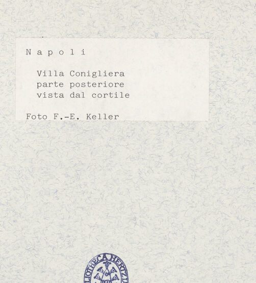 Rückseite von Keller, Fritz-Eugen [https://www.deutsche-digitale-bibliothek.de/content/lizenzen/rv-fz/] Villa La Conigliera - Detail: Fenster, bh336414_recto. Foto: Keller, Fritz-Eugen.