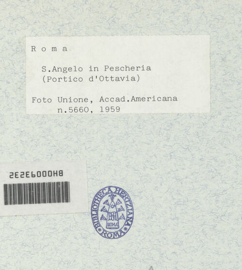 Rückseite von American Academy [https://www.deutsche-digitale-bibliothek.de/content/lizenzen/rv-ez/] Sant'Angelo in PescheriaHauptfassade (Portico dell'Ottavia) / Südfassade - Propylon außen; Detail: rechte Seite; Durchgang zur Kirche, bh337330_recto. Foto.